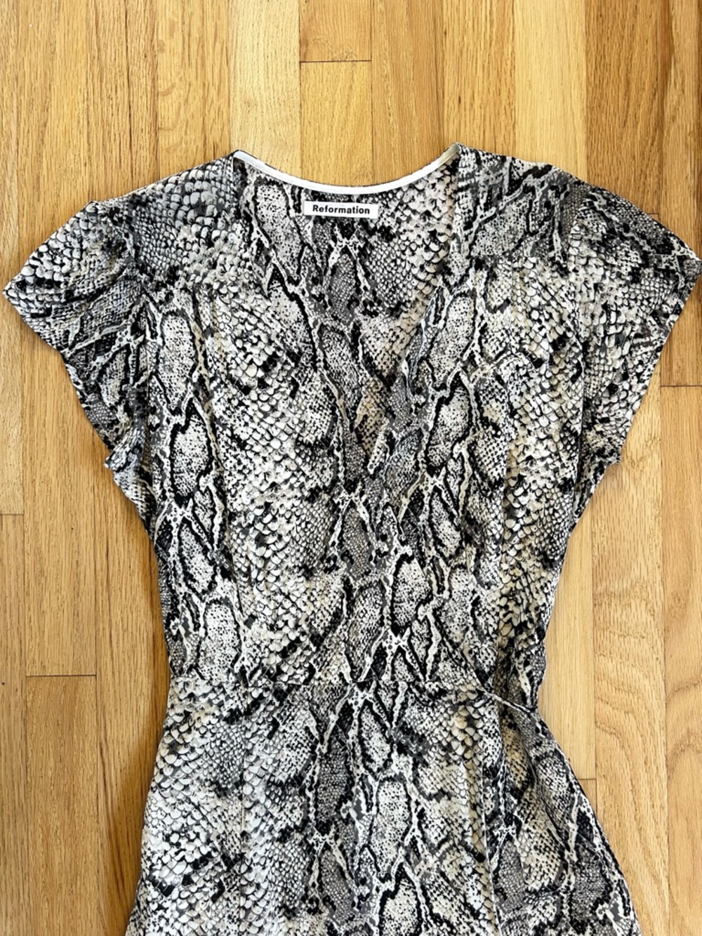REFORMATION carina midi wrap dress snake print beige black size M - Picture 5 of 12
